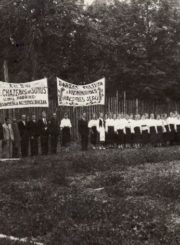 1. Linų šukavimo ir pakulų apdirbimo fabriko „L.B. Chazenas ir sūnūs“ darbuotojai. Nuotrauka iš Panevėžio kraštotyros muziejaus rinkinių