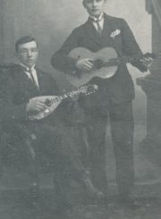Vladas Rasčiauskas (kairėje) su draugu Petru Plevoku. 1926 m. Iš: Trylika kartų aplink Žemę : [kelionių įspūdžiai] / Valter Rask. – Vilnius : Ula, 1991 ([Kaunas] : Spindulys). – Tarp p. 80–81