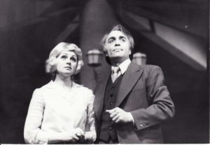 F. Hochwälderis „Nekaltasis“ (rež. Juozas Miltinis), 1979 m. Gražina Urbonavičiūtė – Šarlotė, Kristiano Erdmano žmona, Algirdas Paulavičius – Kristianas Erdmanas. Fotogr. Kazimiero Vitkaus. PAVB FKV-219/11-6