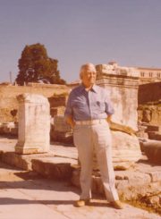 Valteris Raskas (Vladas Rasčiauskas) prie Apolono šventyklos griuvėsių (Graikija). 1973 m. Panevėžio apskrities Gabrielės Petkevičaitės-Bitės viešoji biblioteka, Valterio Rasko (Vlado Rasčiausko) fondas F95-29