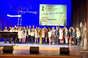 2021 m. festivalio-konkurso „Mano senas drauge...“ dalyviai su komisijos nariais Panevėžio muzikiniame teatre. V. Somovo nuotrauka