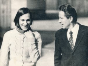 Elena Mezginaitė su „Tėvynės“ laikraščio redaktoriumi Povilu Kance. Panevėžys. Apie 1980 m.
