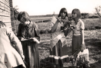 Elena Mezginaitė – 1981 m. „Lino žiedo“ poetų konkurso laureatė – su dukra Mėta Upytėje. 1981 m.