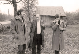 Bronius Ribokas, Jonas Strielkūnas (viduryje) ir Elena Mezginaitė Putauskų kaime. Apie 1980 m.