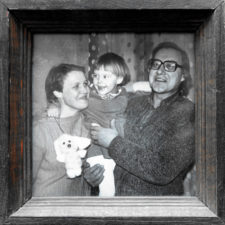 Elvyra Pažemeckaitė, Milda Juodiškytė (Elenos Mezginaitės dukra) ir Petras Juodiškis. Apie 1987 m. Iš E. Pažemeckaitės asm. kolekcijos