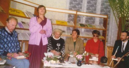 Elena Mezginaitė susitikimo su Lietuvos aklųjų ir silpnaregių sąjungos Panevėžio skyriaus literatais Rokiškio viešojoje bibliotekoje metu. 1996 m. lapkričio 27 d.