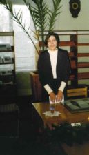 Poetė Elena Mezginaitė Rokiškio viešojoje bibliotekoje. 1999 m. balandžio 8 d.