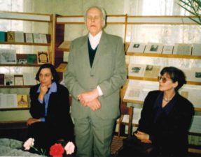 Poeto Broniaus Kondrato eilėraščių knygos „Tarp minties ir akmens“ pristatymo metu Rokiškio viešojoje bibliotekoje. 1999 m.