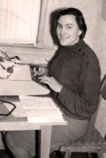 Elena Mezginaitė laikraščio redakcijoje. Kupiškis. Apie 1964 m. Panevėžio apskrities G. Petkevičaitės-Bitės viešosios bibliotekos skaitmeninis archyvas