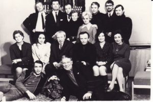 Aktoriai su režisieriumi Juozu Miltiniu. 1-oje eilėje – Algirdas Paulavičius ir Kazimieras Vitkus. 2-oje eilėje, iš kairės: 1-a Eugenija Šulgaitė, 3-as Juozas Miltinis, 5-a Dalia Melėnaitė, 6-a Henrika Hokušaitė. 3-oje eilėje, iš kairės: 1-as Algimantas Masiulis, 2-as Bronius Babkauskas, 4-a Ona Konkulevičiūtė, 5-a Gražina Urbonavičiūtė, 6-as Donatas Banionis. PAVB FKV-440/21