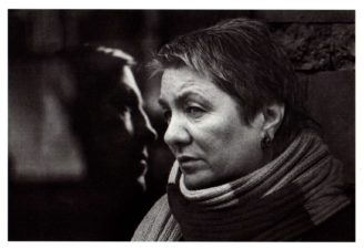 Poetės Elena Mezginaitė ir Vidmantė Jasukaitytė. 2006 m. Algimanto Aleksandravičiaus nuotrauka