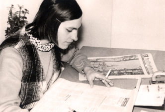 Elena Mezginaitė „Tėvynės“ laikraščio redakcijoje. 1975 m. Panevėžio apskrities G. Petkevičaitės-Bitės viešosios bibliotekos skaitmeninis archyvas