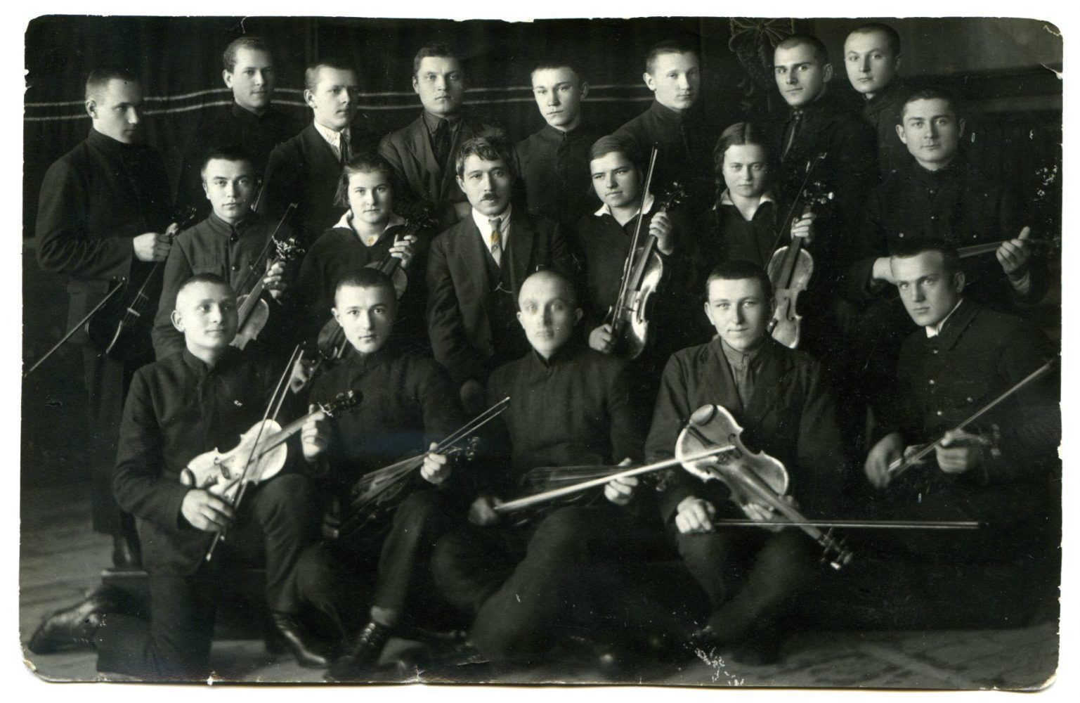 Panevėžio valstybinės gimnazijos orkestras, vadovaujamas H. Ichilčiko. 1927. PAVB F37-10