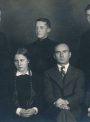 Panevėžio moksleivių literatų būrelio „Meno kuopa“ 1937 m. valdybos nariai ir globėjai. 1-oje eilėje iš kairės: mokytojas Petras Juodelis, Juzė Stanevičiūtė, mokytojas Petras Rapšys, Pranė Aukštikalnytė. 2-oje eilėje iš kairės: 2-as Stasys Šneideris, 3-ias Vytautas Stukas. Fotogr. J. Žitkaus. Panevėžys. 1937 m. Panevėžio apskrities Gabrielės Petkevičaitės-Bitės viešoji biblioteka, Laimos Rapšytės fondas F70-779-1