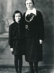 Ona Maksimaitienė su dukra Rimgaile. Panevėžys. 1940 m. Panevėžio apskrities Gabrielės Petkevičaitės-Bitės viešoji biblioteka, Onos Maksimaitienės fondas F88-96