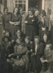 Panevėžio mergaičių gimnazijos mokytojai laisvalaikiu. 2-oje eilėje dešinėje sėdi Ona Maksimaitienė. Apie 1944 m. Panevėžio apskrities Gabrielės Petkevičaitės-Bitės viešoji biblioteka,Irenos Moigytės fondas F96-200