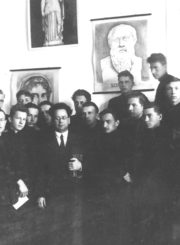 Panevėžio valstybinės gimnazijos abiturientai su lotynų kalbos mokytoju Jonu Sokolovu. Panevėžys, 1934 m. Panevėžio Juozo Balčikonio gimnazijos istorijos muziejaus archyvas