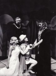 W. Shakespeare’as „Audra“ (rež. Vaclovas Blėdis), 1978 m. Regina Kairytė – Miranda, Prospero duktė; Jonas Stasiulionis – Ferdinandas, Neapolio karaliaus sūnus; Alfredas Dukšta – Prosperas, teisėtas Milano hercogas; Kazimieras Vitkus – Alonzas, Neapolio karalius. PAVB FKV-218-1-1