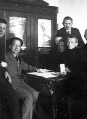 Mokytojai Jonas Sokolovas (iš kairės 4-as) ir Oskaras Liudvigas su moksleiviais Panevėžio valstybinės gimnazijos bibliotekoje. Panevėžys. Panevėžio Juozo Balčikonio gimnazijos istorijos muziejaus archyvas