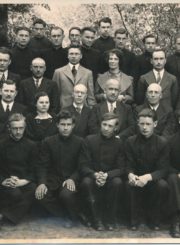 Panevėžio valstybinės gimnazijos pedagogai su VIII klasės moksleiviais. 2-oje eilėje iš kairės 1-as Jonas Sokolovas. Fotogr. J. Žitkaus. Panevėžys. 1937 m. Panevėžio apskrities Gabrielės Petkevičaitės-Bitės viešoji biblioteka, Laimos Rapšytės fondas F70-778