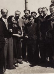 Aktoriai su rašytoju Juozu Grušu prie senojo teatro, po spektaklio „Dūmai“ repeticijos. 1955 m. 1-oje eilėje, iš kairės – Gediminas Karka, Stepas Kosmauskas, Ona Konkulevičiūtė, Vaclovas Blėdis, Liudvika Marija Adomavičiūtė (dešinėje). 2-oje eilėje, iš dešinės: Bronius Babkauskas, Algimantas Masiulis, Raimondas Vabalas, neatpažintas asmuo, Kazimieras Vitkus, rašytojas Juozas Grušas. PAVB FKV-440/8