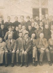 Panevėžio valstybinės gimnazijos mokytojai ir moksleiviai. 3-ioje eilėje iš kairės 1-as Jonas Sokolovas. Panevėžys. 1923 m. Panevėžio apskrities Gabrielės Petkevičaitės-Bitės viešoji biblioteka, Stasio Juodikio fondas F35-42