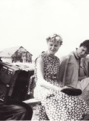 Teatro gastrolių metu. Iš kairės: 2-a Liudvika Marija Adomavičiūtė, 4-a Regina Zdanavičiūtė, 5-as Stepas Kosmauskas. Kiti asmenys neatpažinti. 1958 m. Fotogr. Kazimiero Vitkaus. PAVB FKV-417-19-5