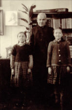 Stasė Žilvitytė-Mikeliūnienė ir Veronika Tamošauskaitė-Pagareckienė su kapelionu Šv. Petro ir Povilo bažnyčios kunigu Antanu Gobiu. Apie 1940 m.