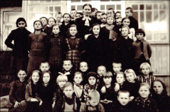 Piniavos pradinės mokyklos mokiniai. Stasė Žilvitytė-Mikeliūnienė antroje eilėje penkta iš kairės. 1938 m.