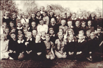 Panevėžio mergaičių gimnazijos 2-a klasė. Stasė Žilvitytė-Mikeliūnienė pirmoje eilėje trečia iš kairės. 1944 m.