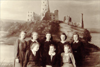 Stasė Žilvitytė-Mikeliūnienė (pirmoje eilėje centre) su bendraklasėmis. 1948 m.