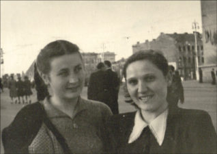 Stasė Žilvitytė-Mikeliūnienė (dešinėje) su drauge Sonia Minske 1955 m.