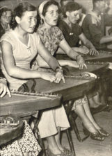 Kanklininkės. Stasė Žilvitytė-Mikeliūnienė – pirma iš dešinės. 1955 m.