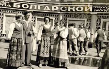 VI-ajame Pasauliniame jaunimo festivalyje Maskvoje. Pirma iš kairės Stasė Žilvitytė-Mikeliūnienė. 1957 m.