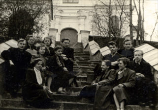 Vilniaus universiteto Istorijos-filologijos fakulteto 3-io kurso bibliotekininkai išvyksta į Leningrado M. Saltykovo-Ščedrino biblioteką gamybinei praktikai. 1956 m.