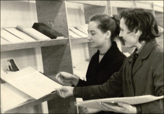 Informacijos-bibliografijos skyriaus darbuotojos Stasė Mikeliūnienė ir Gražina Sinickaitė. Apie 1970 m.