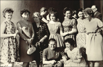 Su kolegėmis bibliotekininkėmis 1963 m.