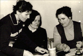 Stasė Mikeliūnienė (kairėje) su Vanda Kryžanauskiene ir Kotryna Dičkiene. Apie 1973 m.