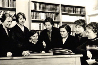 1-osios masinės bibliotekos kolektyvas. Iš kairės: Janina Arelienė, J. Simniškienė, Stasė Mikeliūnienė, Genovaitė Žirkauskienė, Kotryna Dičkienė, A. Navickienė, Ada Pontežytė. 1965 m.