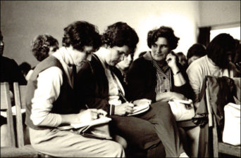 Satsė Mikeliūnienė (kairėje), Vanda Paškauskienė, Kotyna Dičkienė seminare-stovykloje Giruliuose. 1972 m.