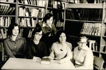 Su jaunosiomis kolegėmis Informacijos-bibliografijos skyriuje. Iš kairės: Danutė Babkauskienė, Vitalija Lipnevičiūtė-Butkienė, Birutė Jurgelevičiūtė, Stasė Mikeliūnienė ir Zita Kairienė. 1976 m.