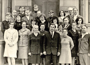 Panevėžio vakarinės dailės mokyklos diplomantai su dėstytojais. 1972 m.
