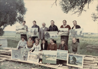 Stasė Mikeliūnienė (sėdi centre) Šiaurės Aukštaitijos krašto tautodailininkų stovykloje-seminare Šilagalyje (Panevėžio rj.) 1987 m.