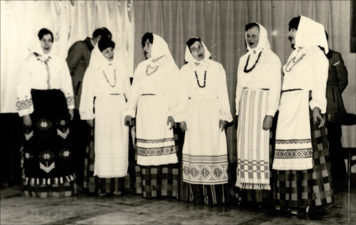 Panevėžio 1-osios vakarinės vidurinės mokyklos mokytojų etnografinis ansamblis. Stasė Mikeliūnienė trečia iš dešinės. 1981 m.