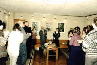 Prie personalinės parodos Panevėžio bendruomenių rūmuose. 1996 m.
