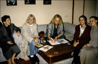 Stasė Mikeliūnienė (pirma iš kairės) ir Elvyra Pažemeckaitė su viešniomis iš Danijos. 1995 m.