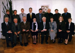 Konferencijos „Gabrielė Petkevičaitė-Bitė: laikmetis, žmonės aplinka“ pranešėjai ir svečiai. 2001 m.