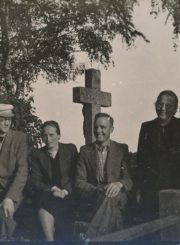 Leonas Kuodys Linkuvos kapinėse (Pakruojo r.). Apie 1941–1944 m. Iš kairės 1-as L. Kuodys. Panevėžio apskrities Gabrielės Petkevičaitės-Bitės viešoji biblioteka, Irenos Rudzinskienės fondas F170-16