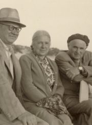 Leonas Kuodys su rašytoju Juozu Paukšteliu ir Brone Paukšteliene Palangoje. 1962 m. Panevėžio apskrities Gabrielės Petkevičaitės-Bitės viešoji biblioteka, Leono Kuodžio fondas F58-154