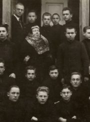 Panevėžio valstybinės gimnazijos moksleiviai su mokytoju Leonu Kuodžiu svečiuose pas rašytoją Gabrielę Petkevičaitę-Bitę. Panevėžys. 1934 m. Paskutinėje eilėje iš kairės 3-ias L. Kuodys. Panevėžio apskrities Gabrielės Petkevičaitės-Bitės viešoji biblioteka, Leono Kuodžio fondas F58-134